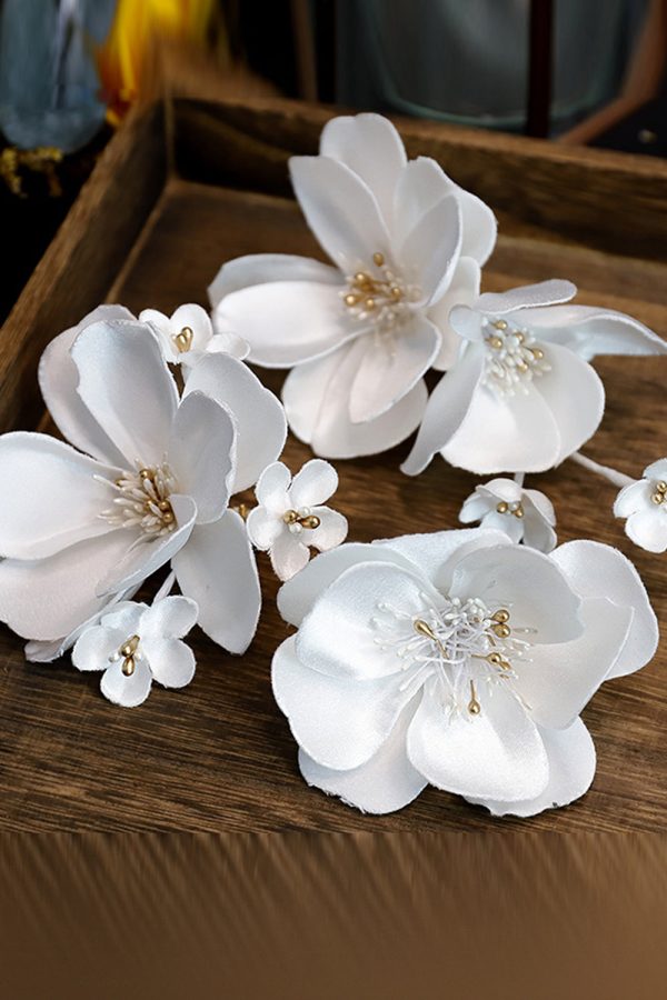 White Elegant Fabric Flower Hair Clips Online Hot Sale